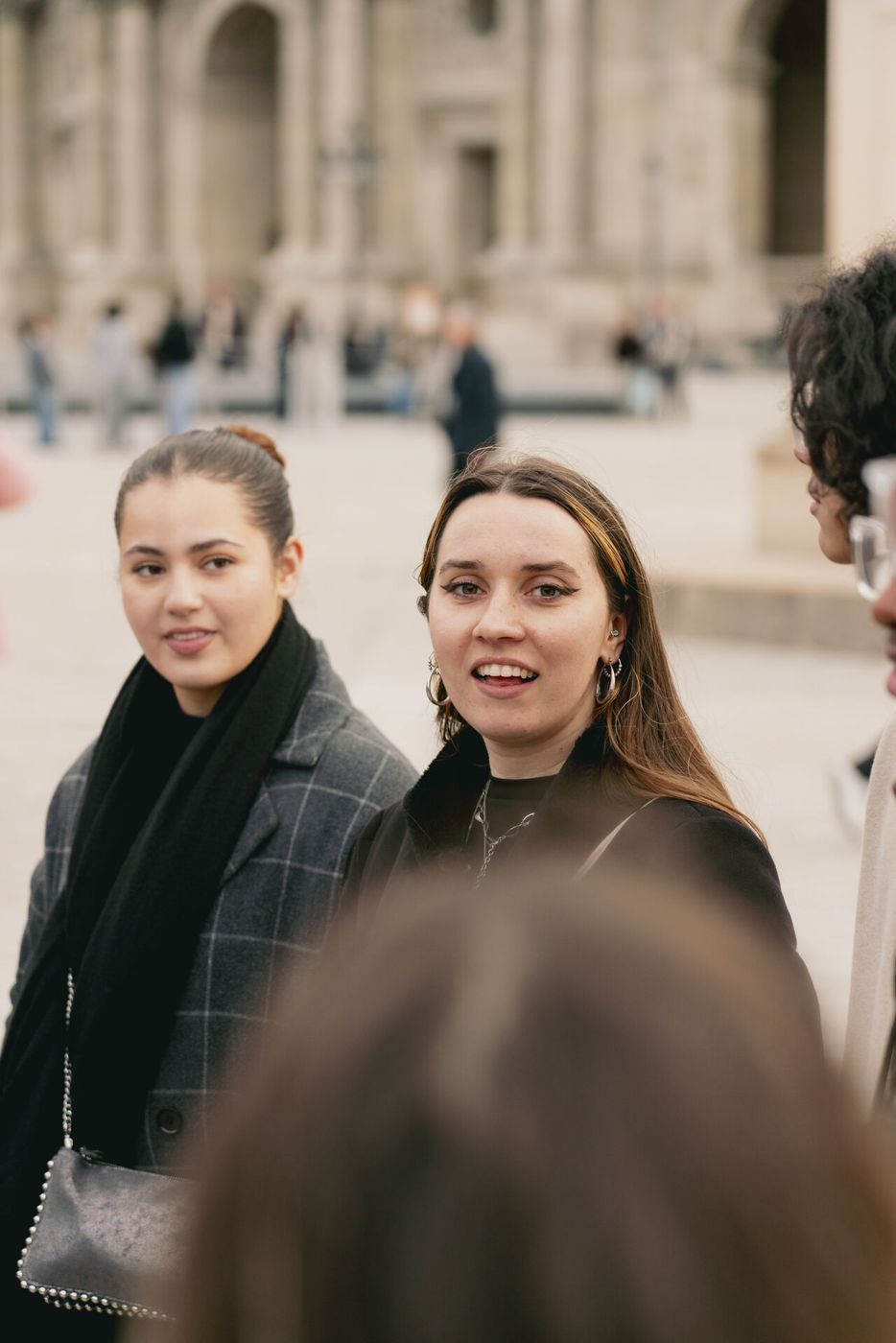Deux jeunes femmes souriantes en extérieur