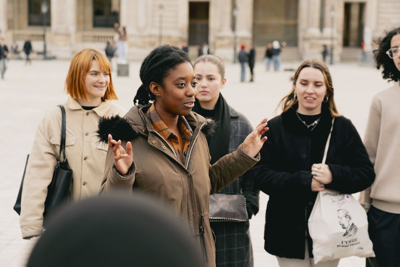Groupe de jeunes en discussion sur une place