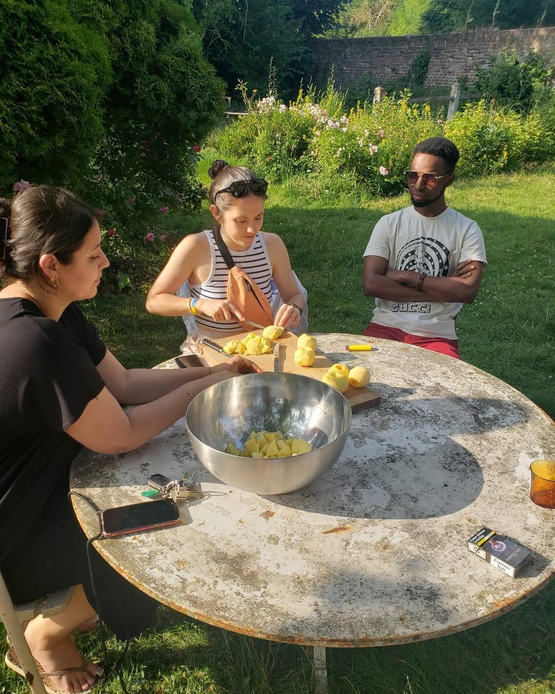 Groupe de jeunes cuisinant ensemble dans un jardin