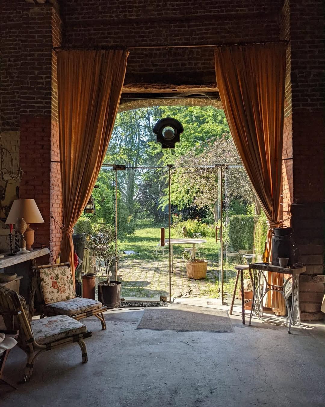 Grande pièce chaleureuse ouverte sur un jardin
